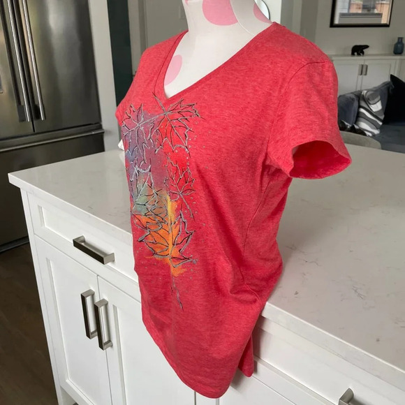 Initial Attraction SS V Nk Maple Leaf Print Poly Blend T Shirt Top Red Sz L NWOT - Picture 5 of 11